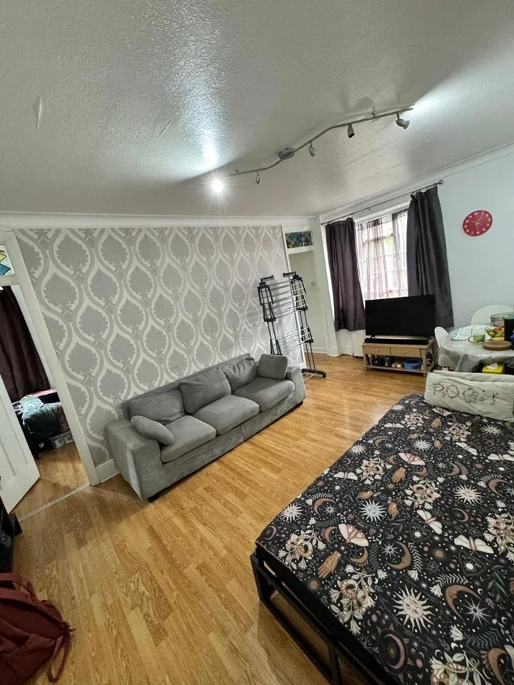 Flat Kings Drive in Greater London