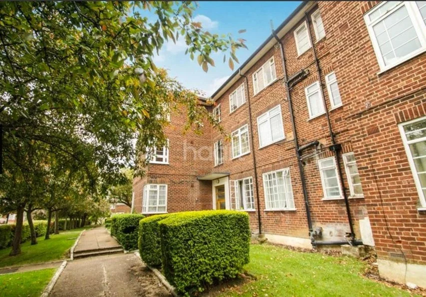 Flat Kings Drive in Greater London