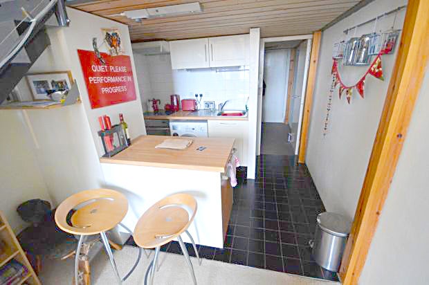 Flat Fairfield Road in Greater London