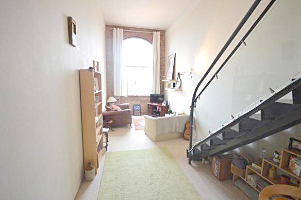 Flat Fairfield Road in Greater London