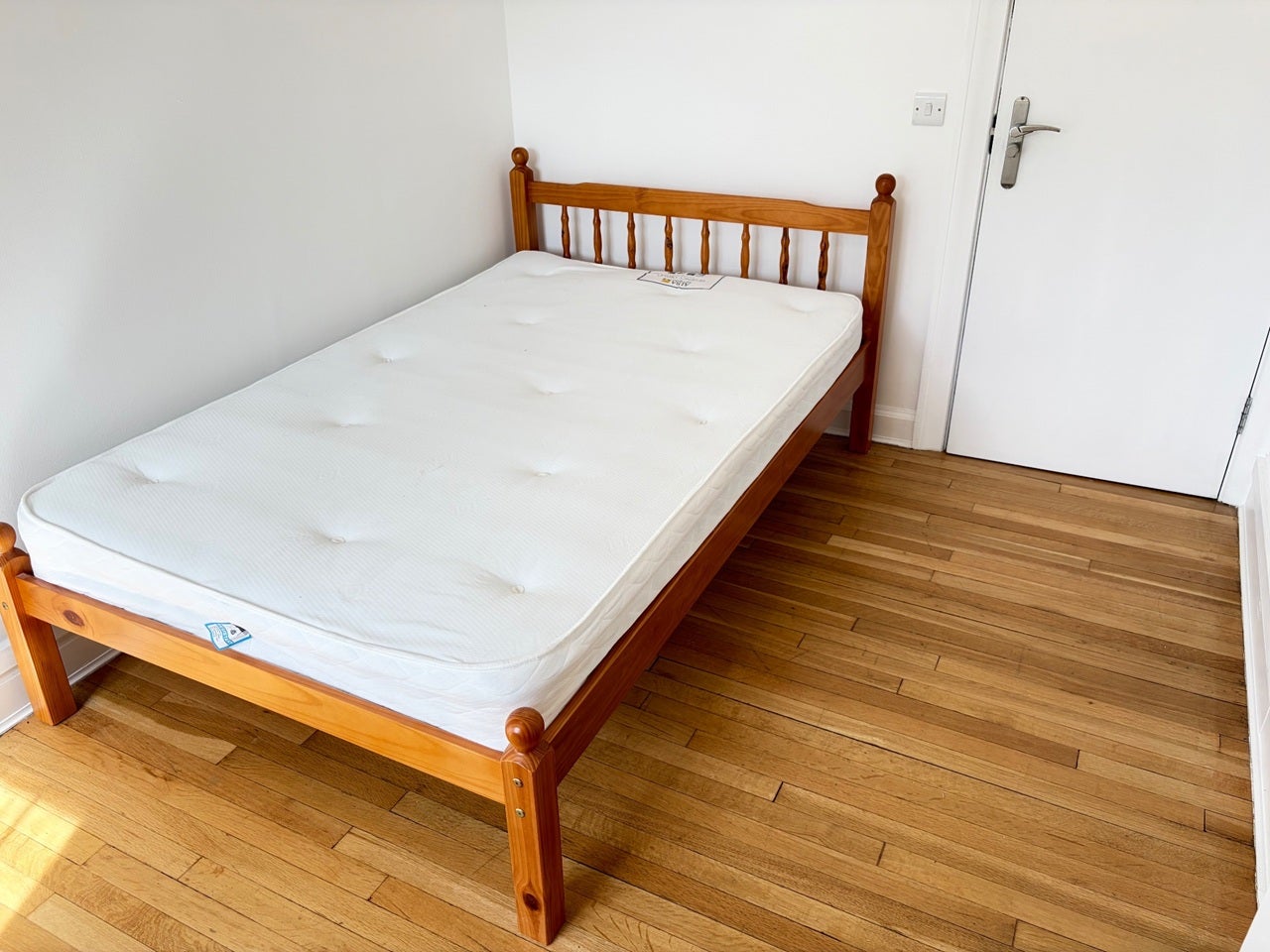 Room Elm Avenue in Greater London