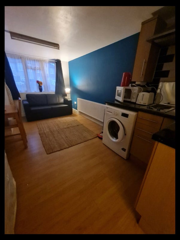 Flat Chalgrove Avenue in Greater London