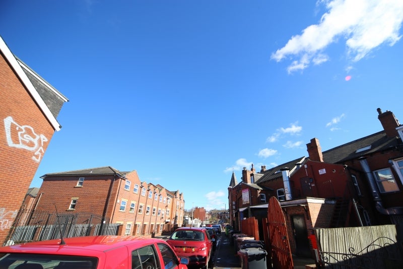 Flat Brudenell Road in Leeds
