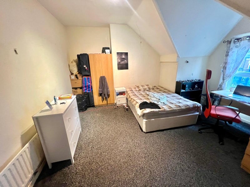 Flat Brudenell Road in Leeds