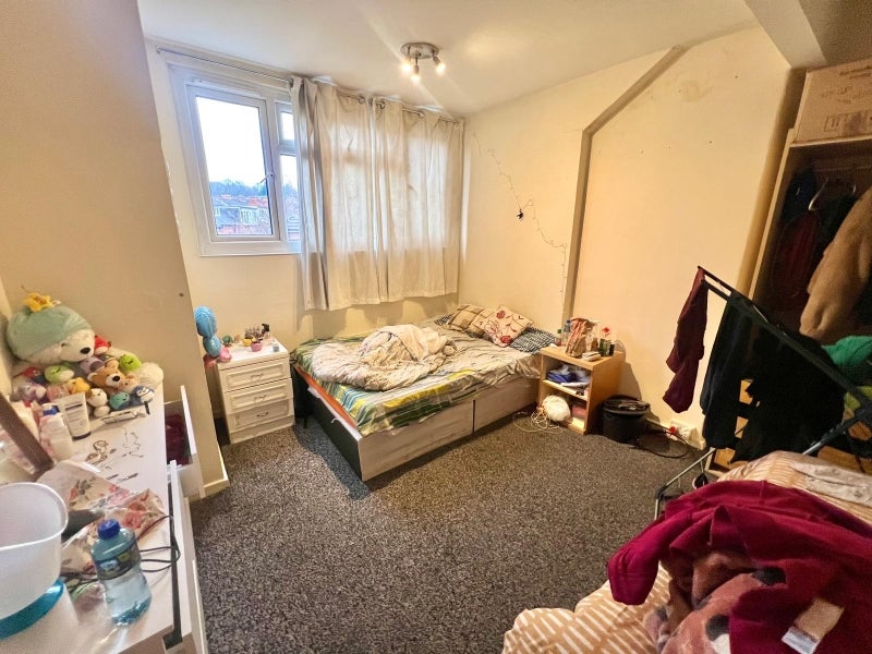 Flat Brudenell Road in Leeds