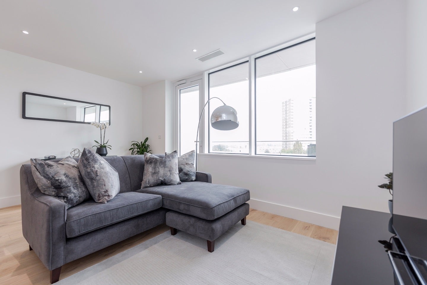 Flat Lombard Road in Greater London