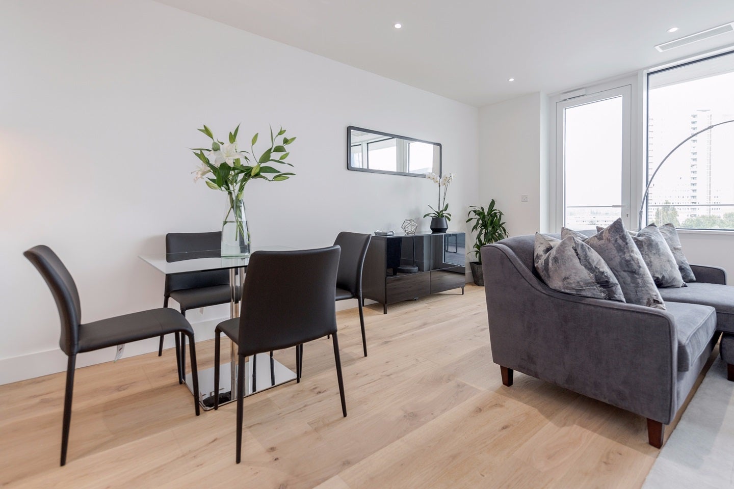 Flat Lombard Road in Greater London