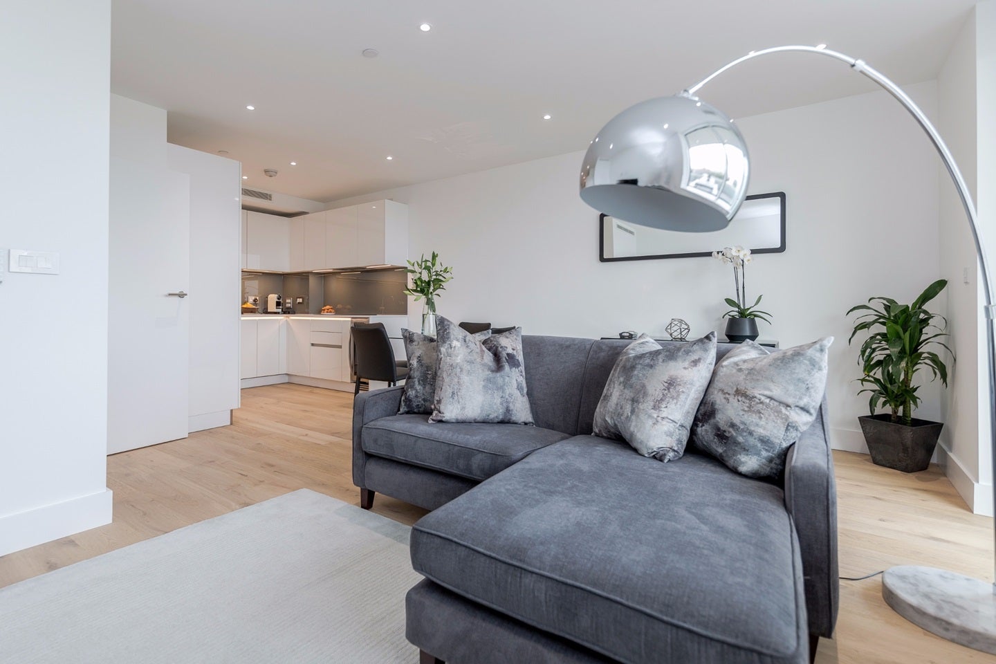 Flat Lombard Road in Greater London