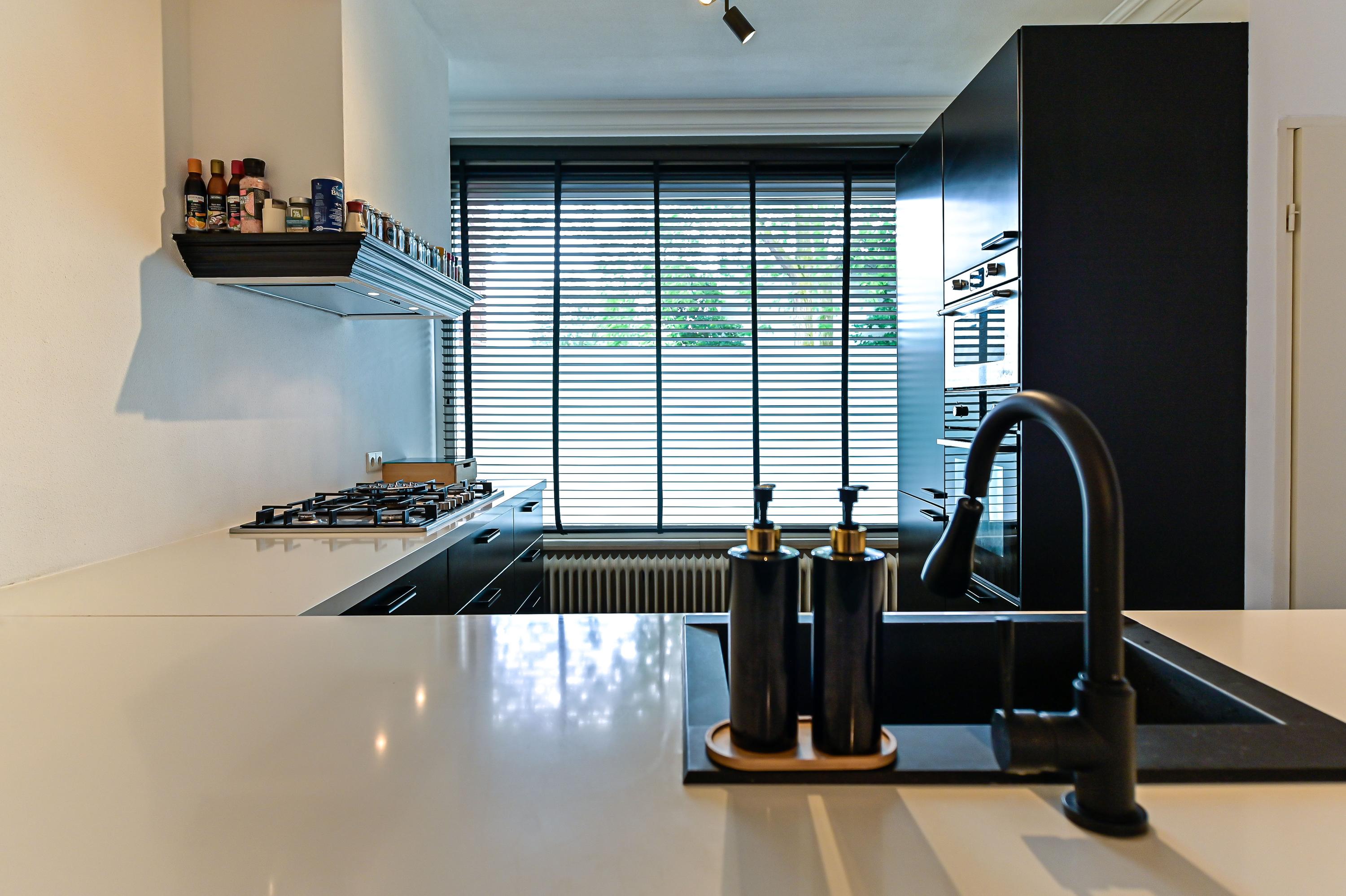 Tussenwoning te koop: Requesensstraat 13, Venlo