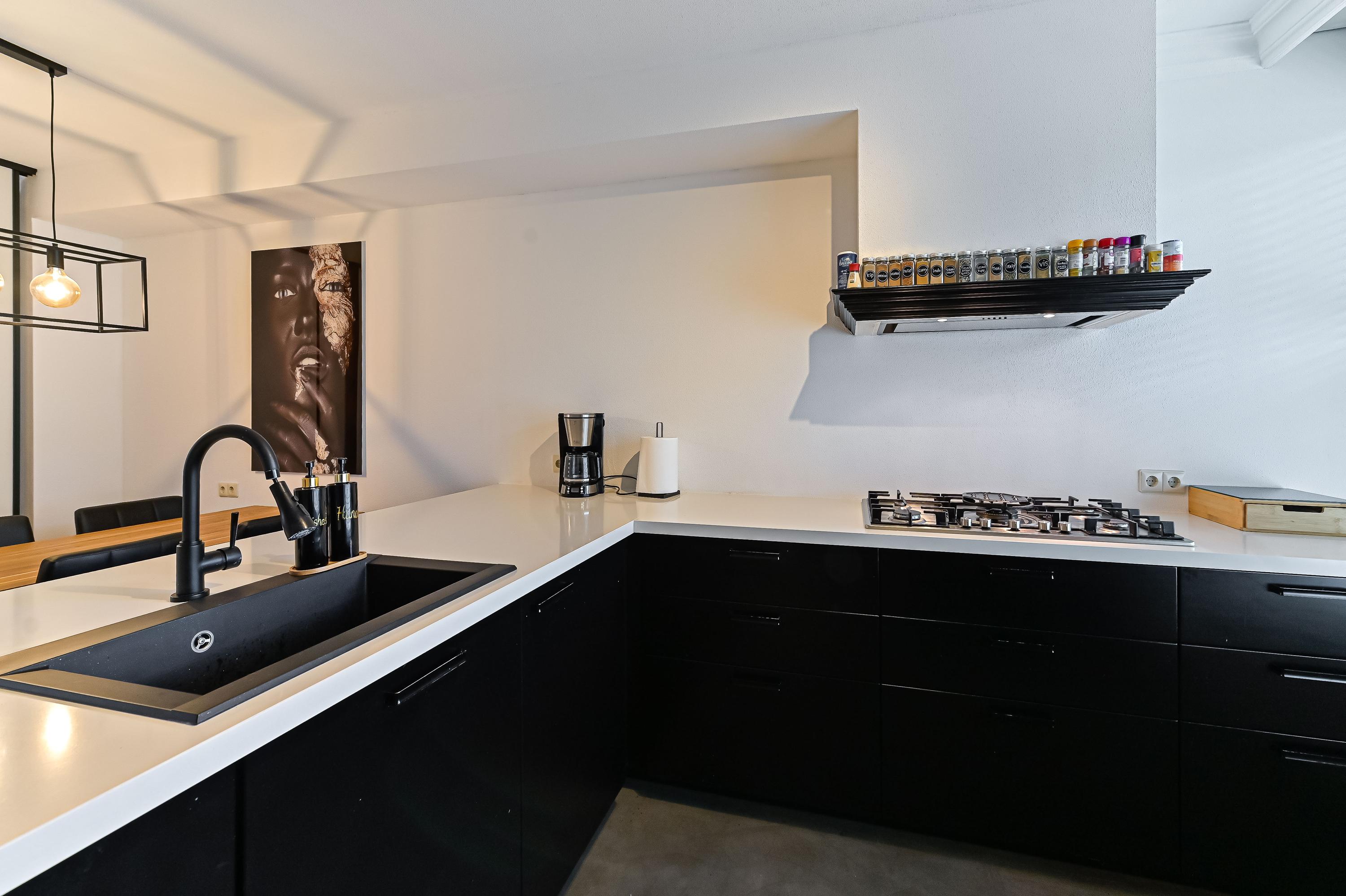 Tussenwoning te koop: Requesensstraat 13, Venlo