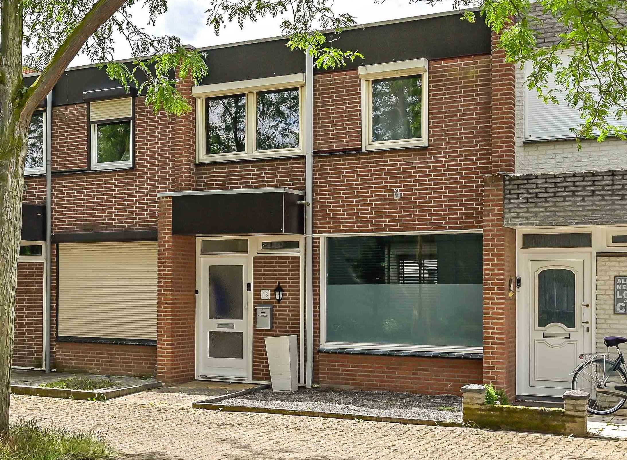 Tussenwoning te koop: Requesensstraat 13, Venlo