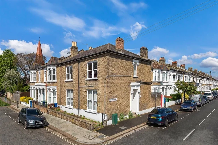 Flat Adys Road in Greater London