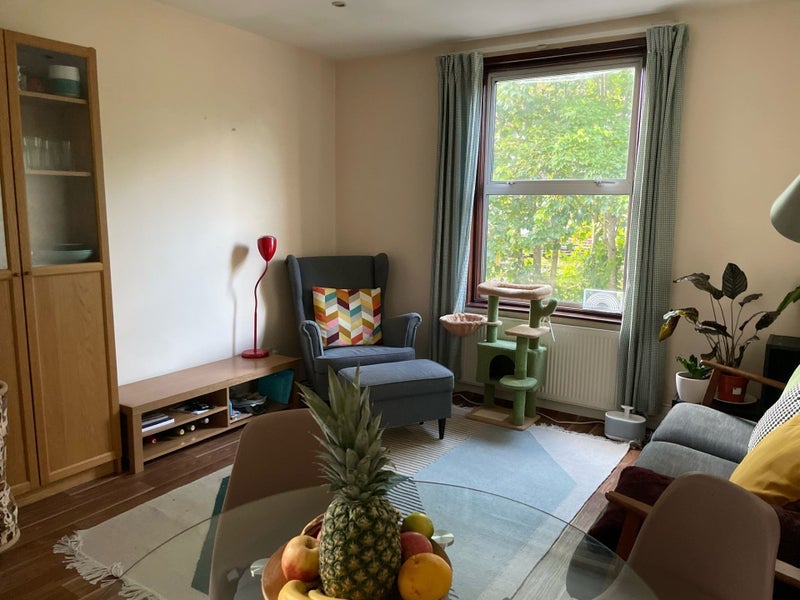Room Chapter Road in Greater London