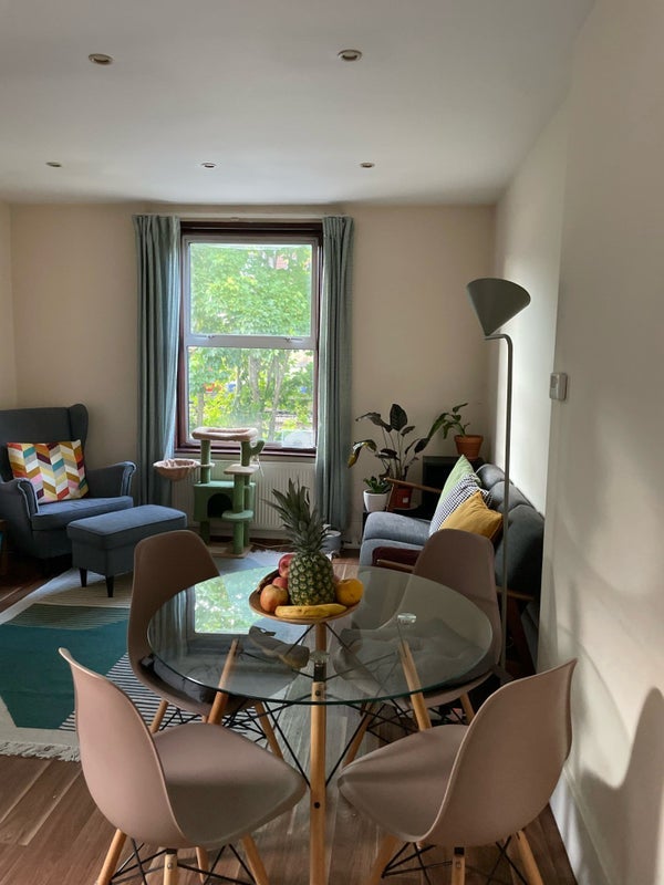 Room Chapter Road in Greater London