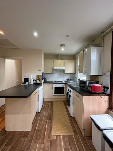 Room Chapter Road in Greater London