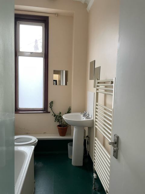 Room Chapter Road in Greater London