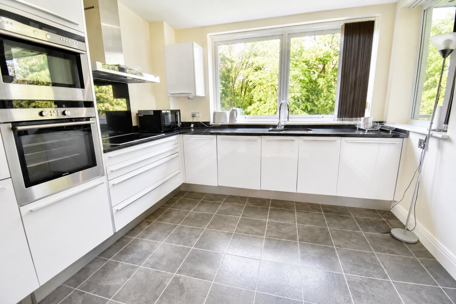 Flat Gordon Avenue in Greater London