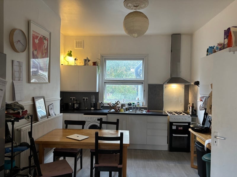 Room Graham Road in Greater London