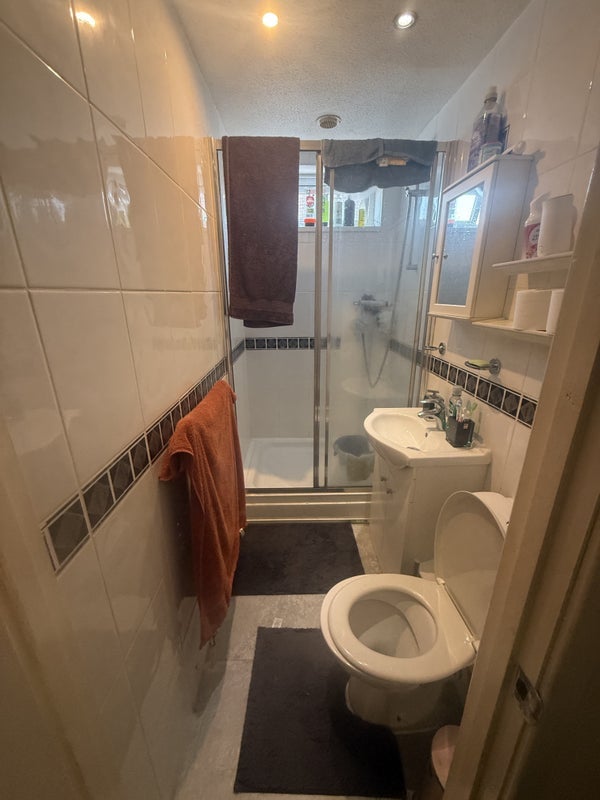 Room Skelmersdale Walk in Crawley
