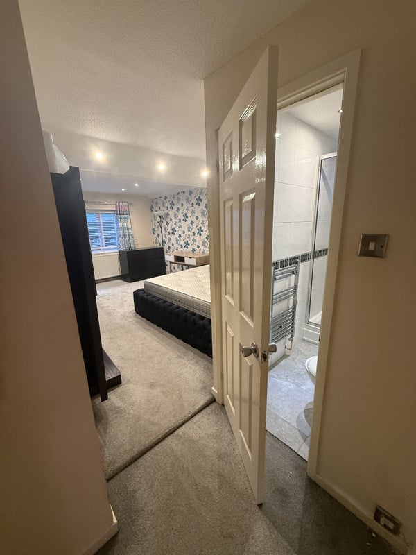 Room Skelmersdale Walk in Crawley