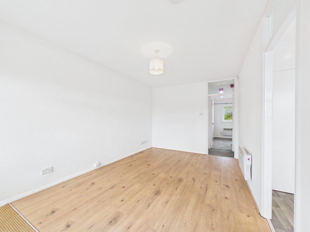 Flat Earlswood Close in Horsham