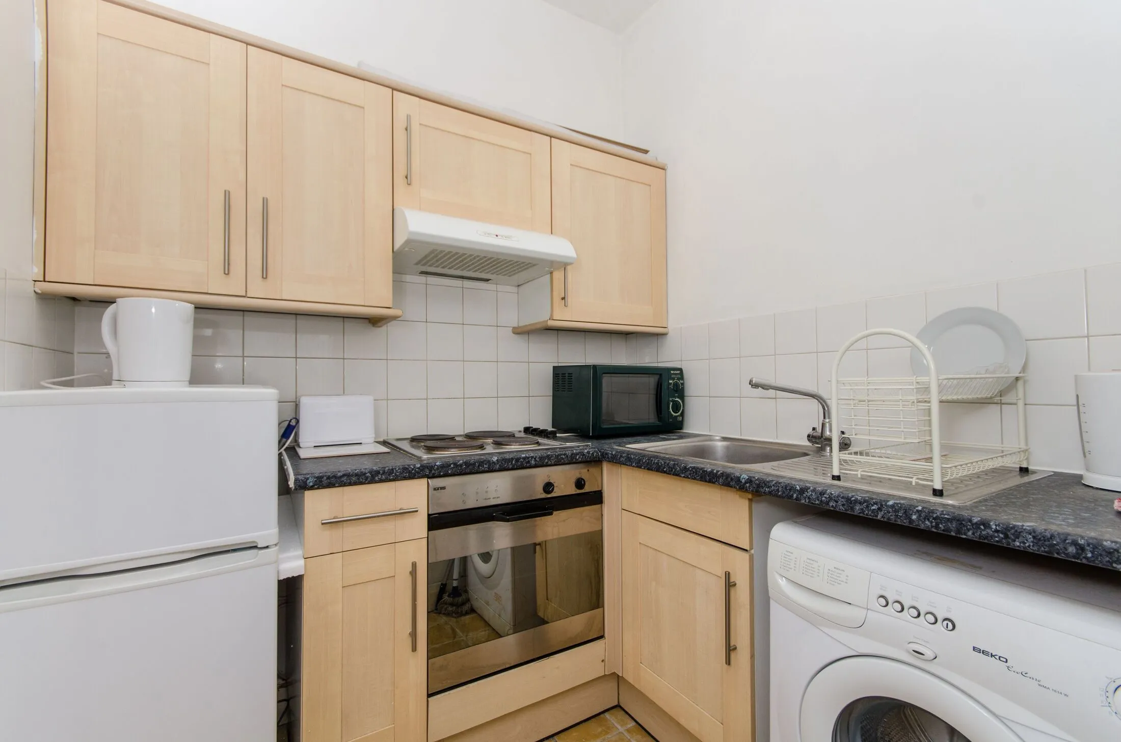 Flat Kempsford Gardens in Greater London