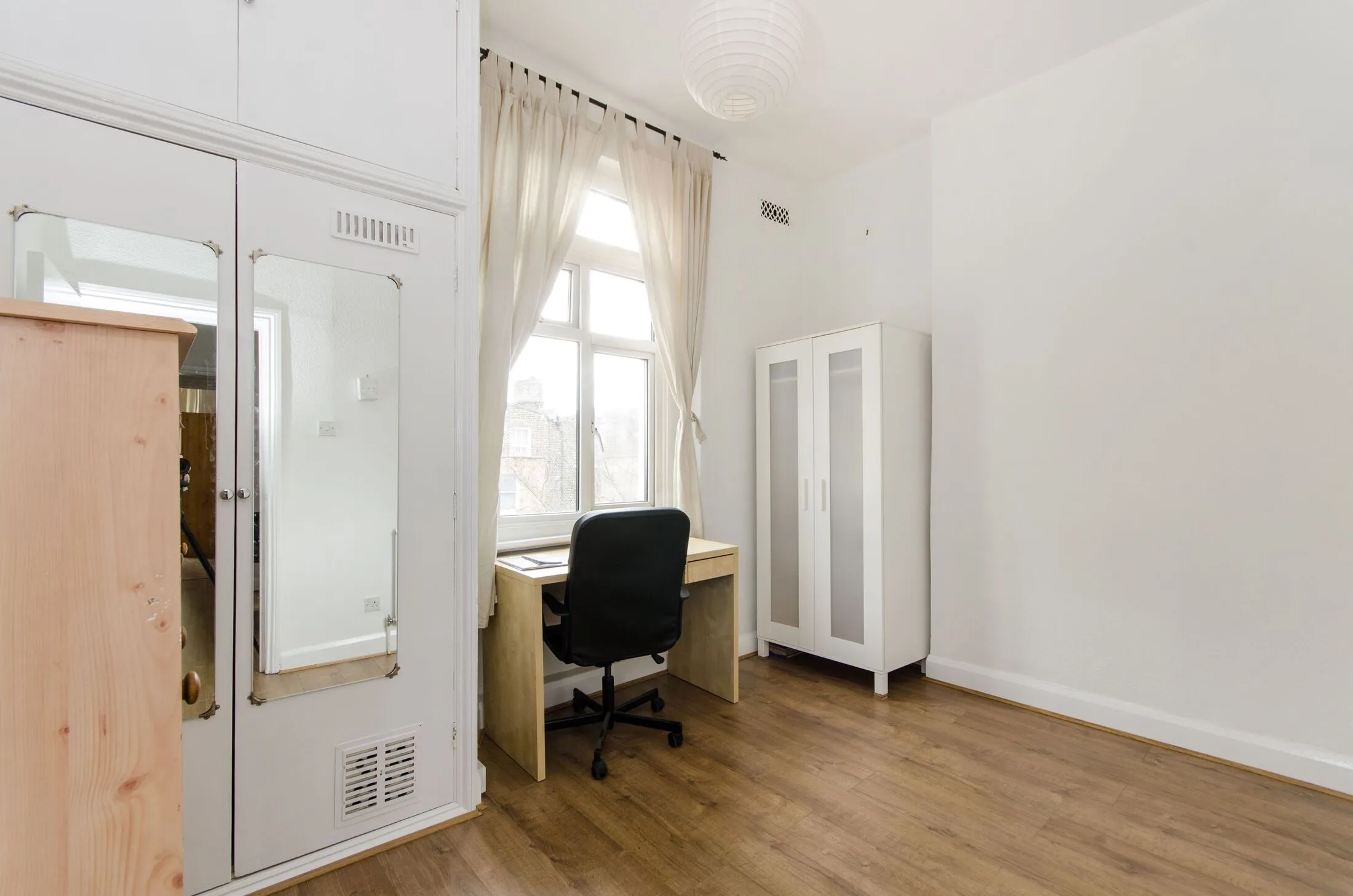 Flat Kempsford Gardens in Greater London