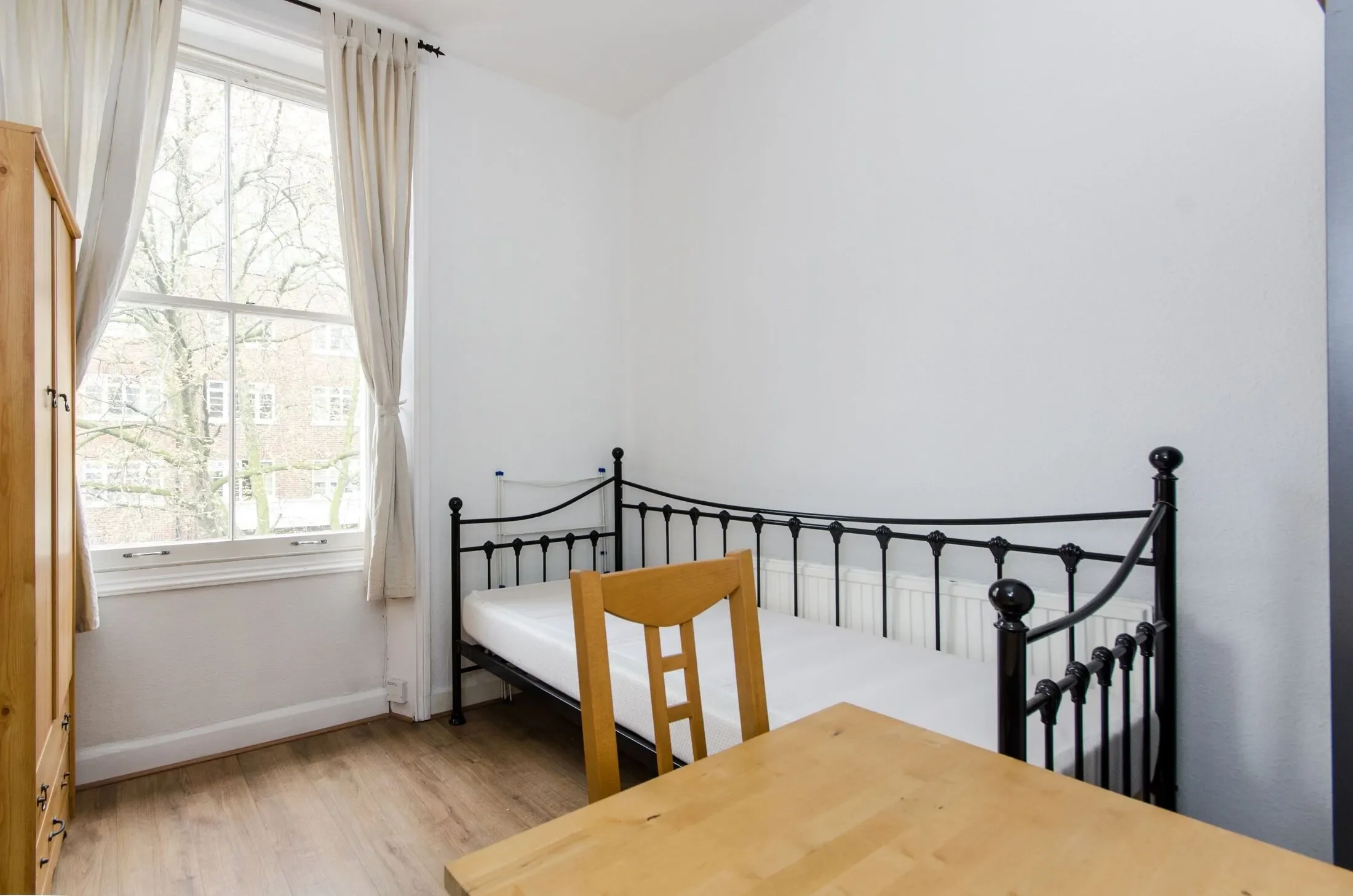 Flat Kempsford Gardens in Greater London