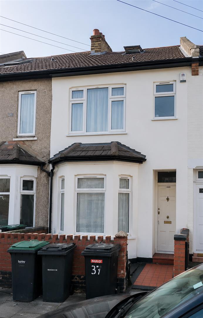 Flat Dawlish Road in Greater London