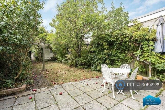 House Cardrew Avenue in Greater London