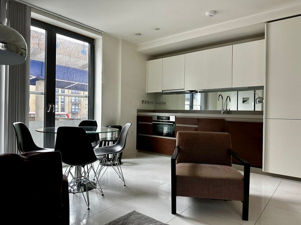 Flat Oakland Quay in London