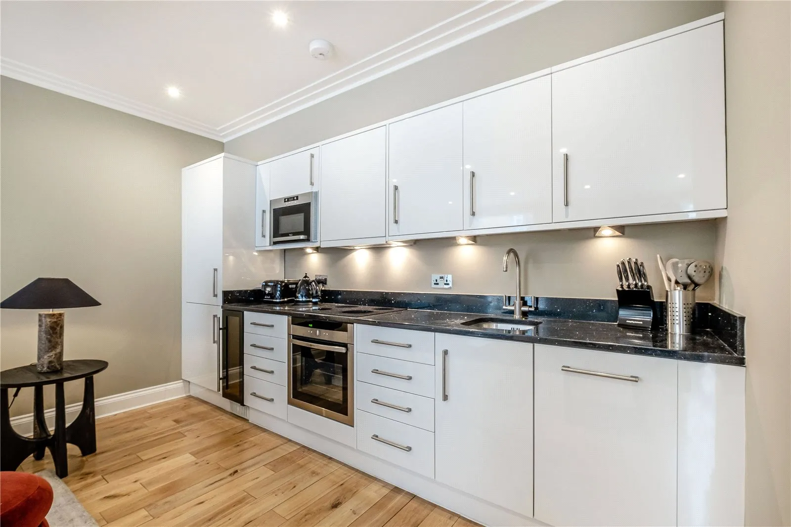 Flat Grosvenor Hill in City of Westminster
