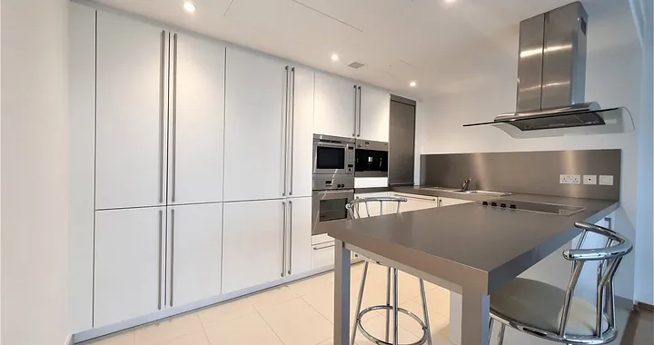 Flat North Quay in Greater London