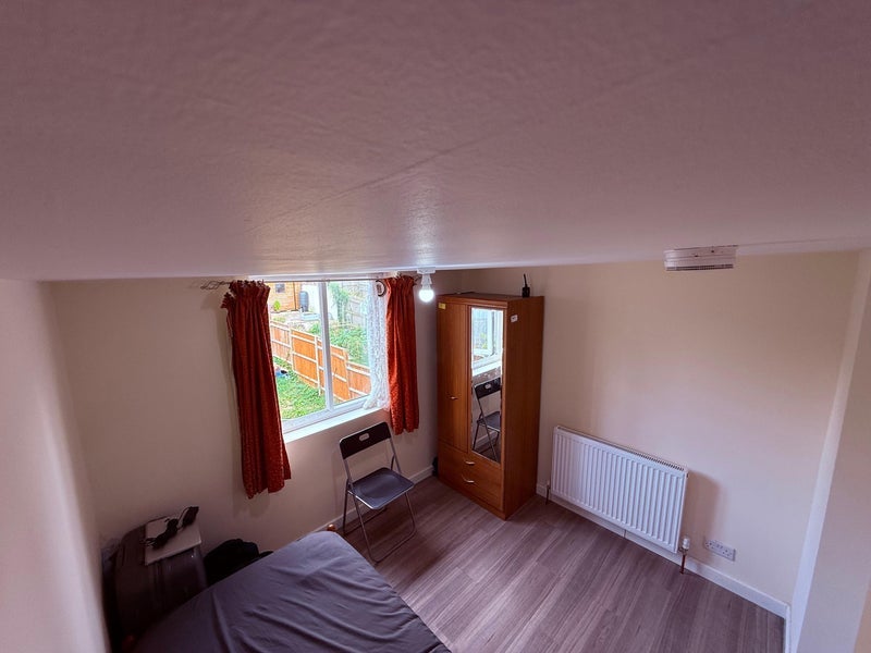 Room Southmead Road in Bristol