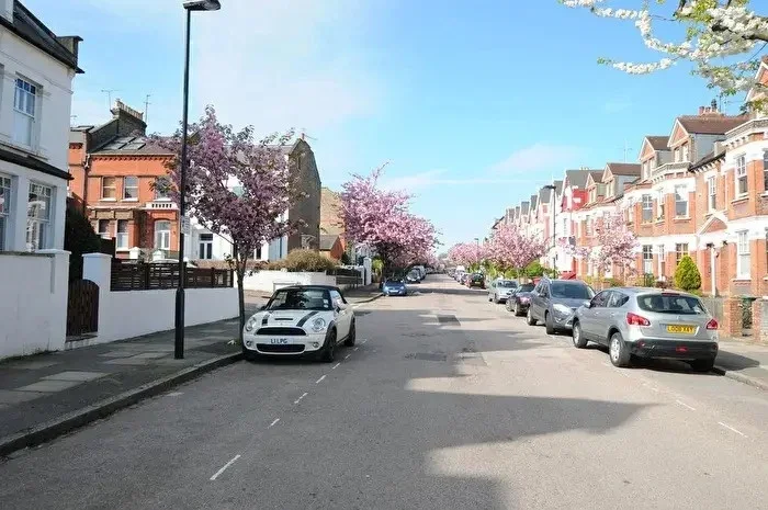 Flat Cecile Park in Greater London