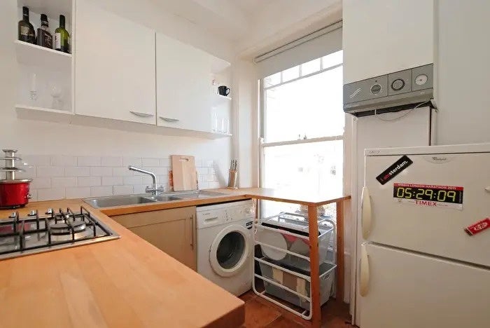 Flat Cecile Park in Greater London