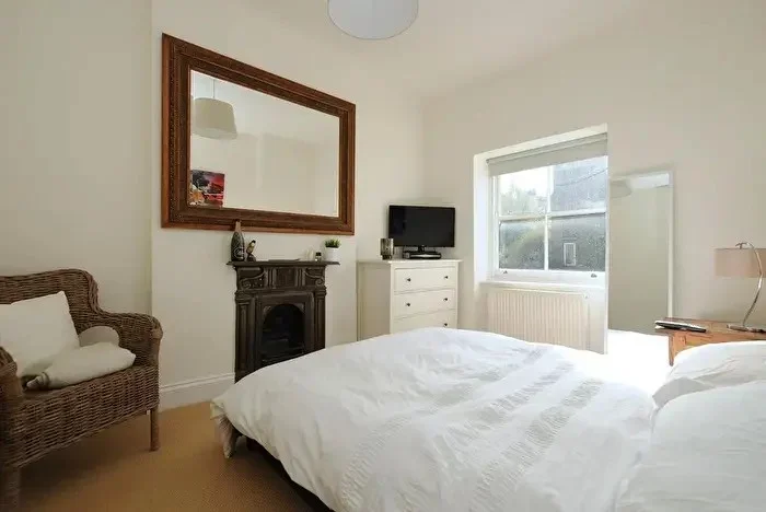 Flat Cecile Park in Greater London