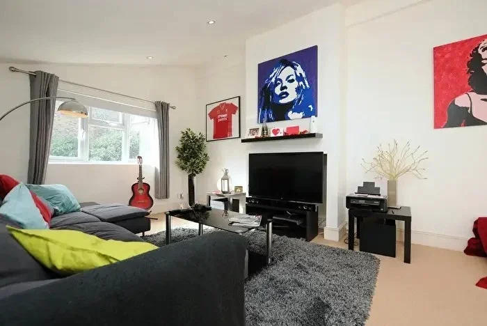 Flat Cecile Park in Greater London