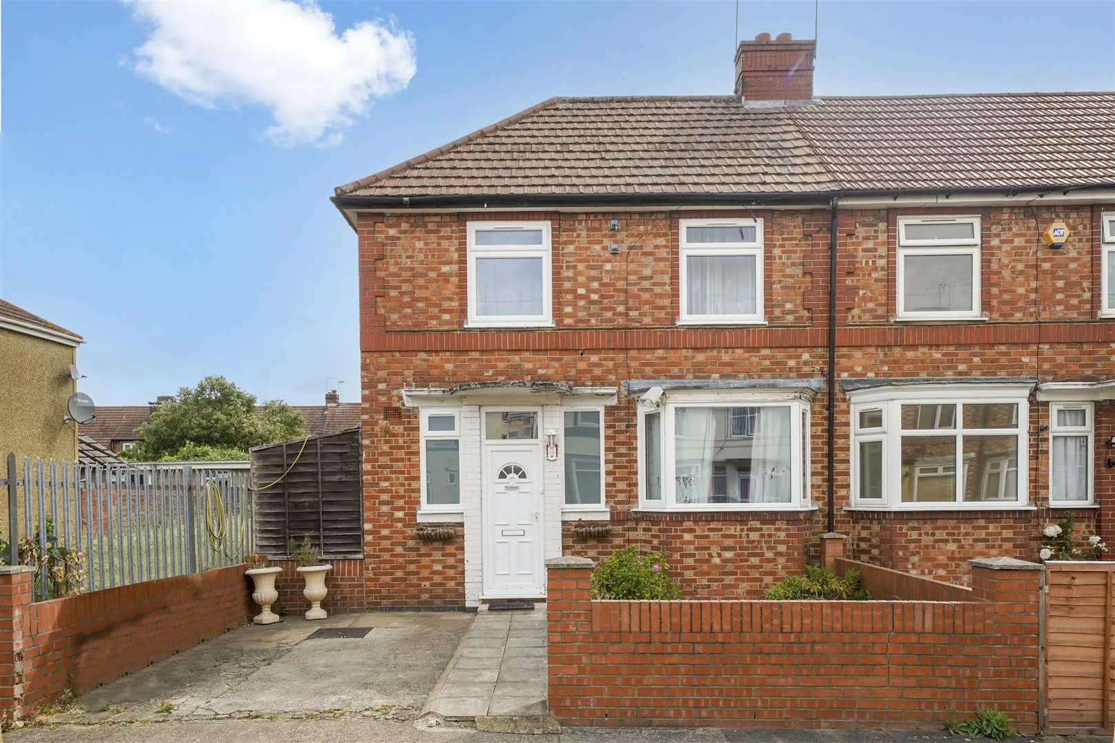 House Norwood Avenue in Greater London