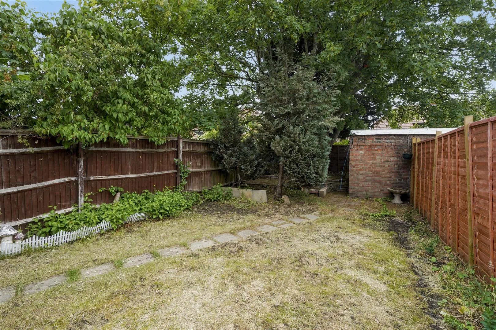 House Norwood Avenue in Greater London