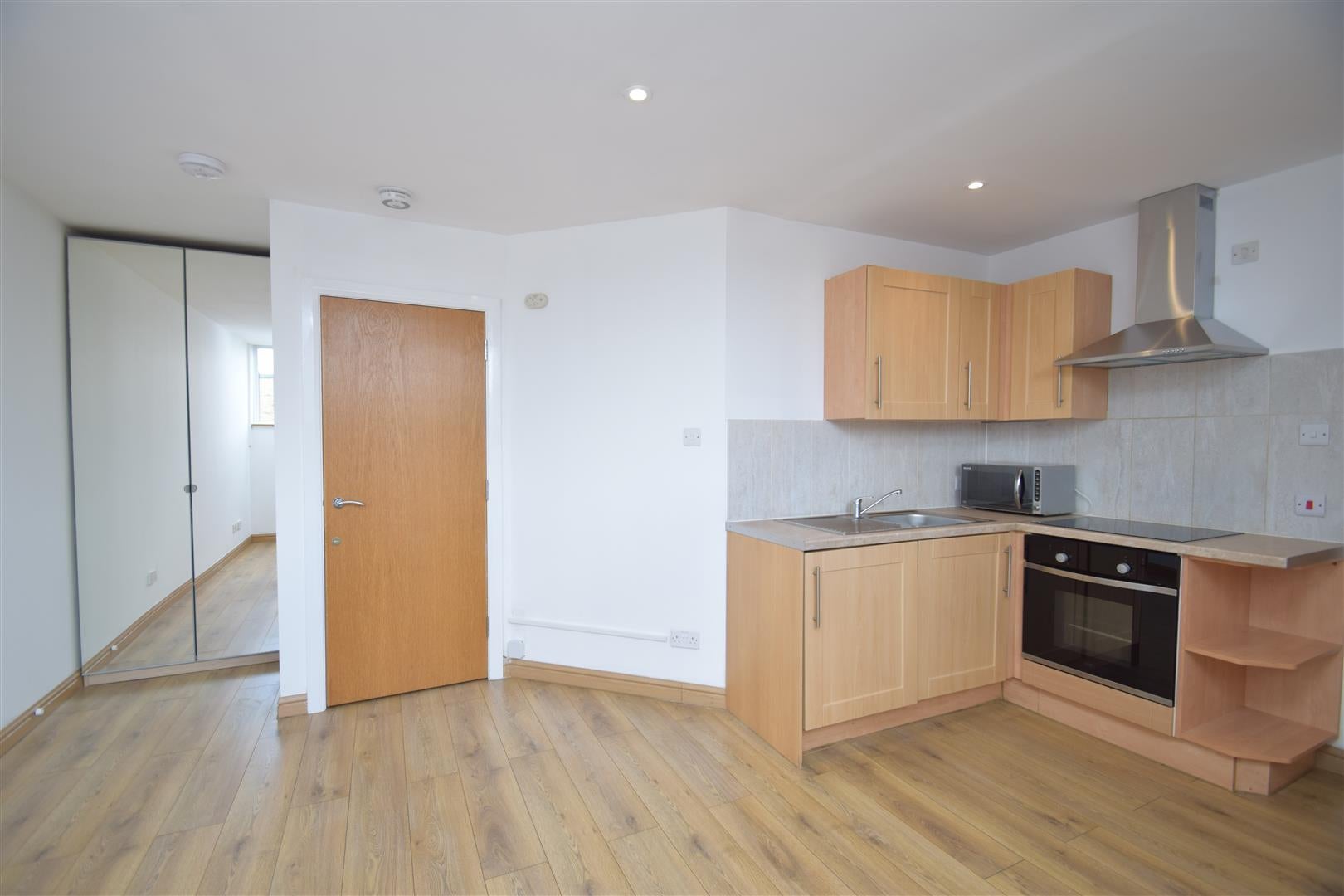 Flat Lyon Road in Greater London