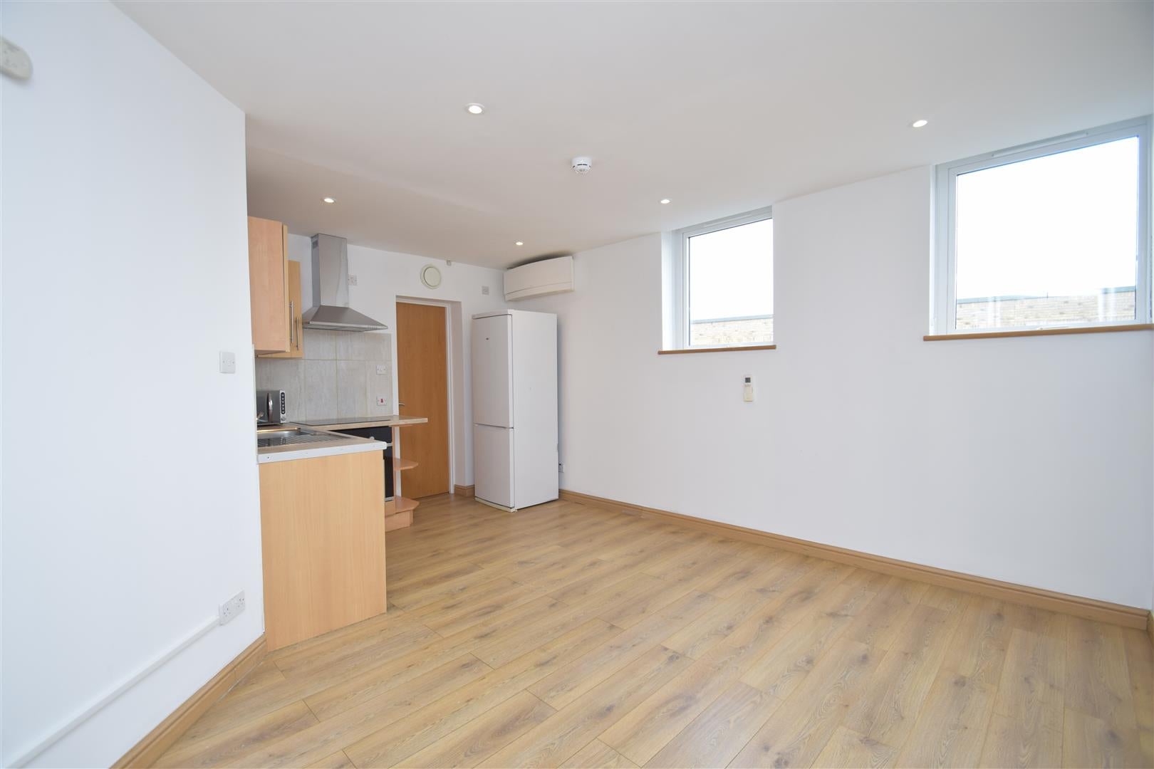 Flat Lyon Road in Greater London