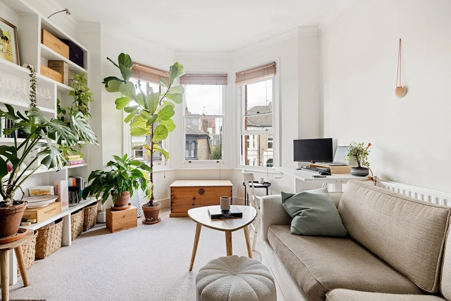 Flat Broomwood Road in Greater London