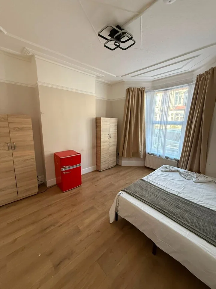 Room Steele Road in Greater London