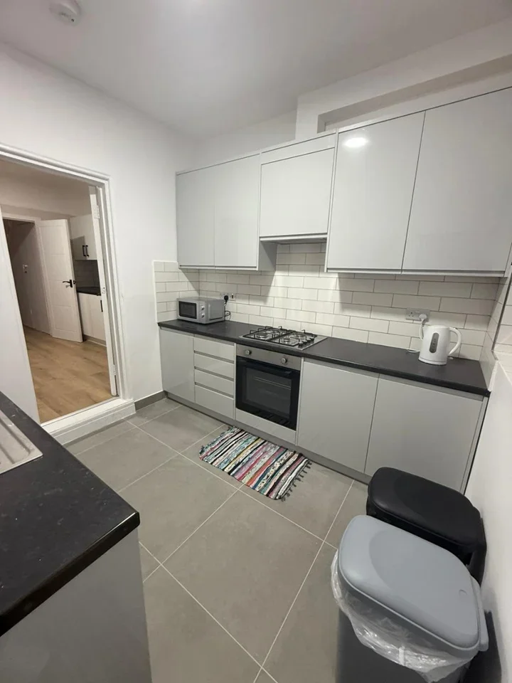 Room Steele Road in Greater London