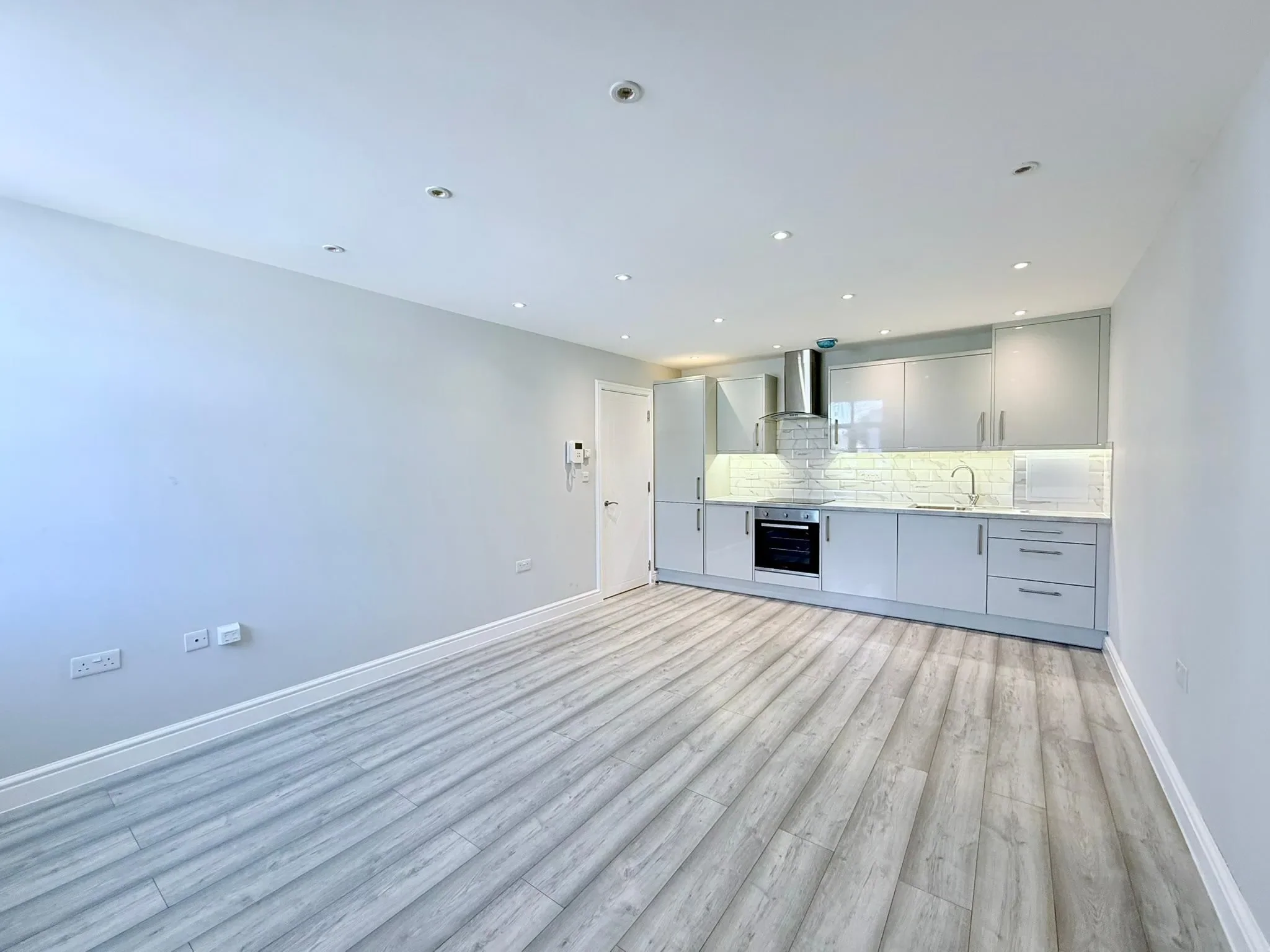 Flat Farringdon Service Road in Southend-on-Sea