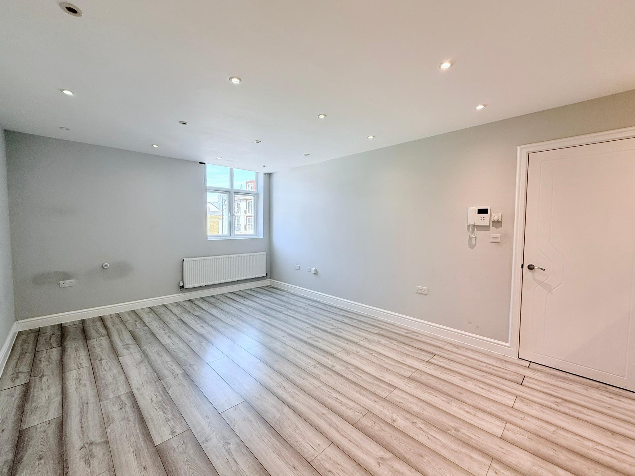 Flat Farringdon Service Road in Southend-on-Sea