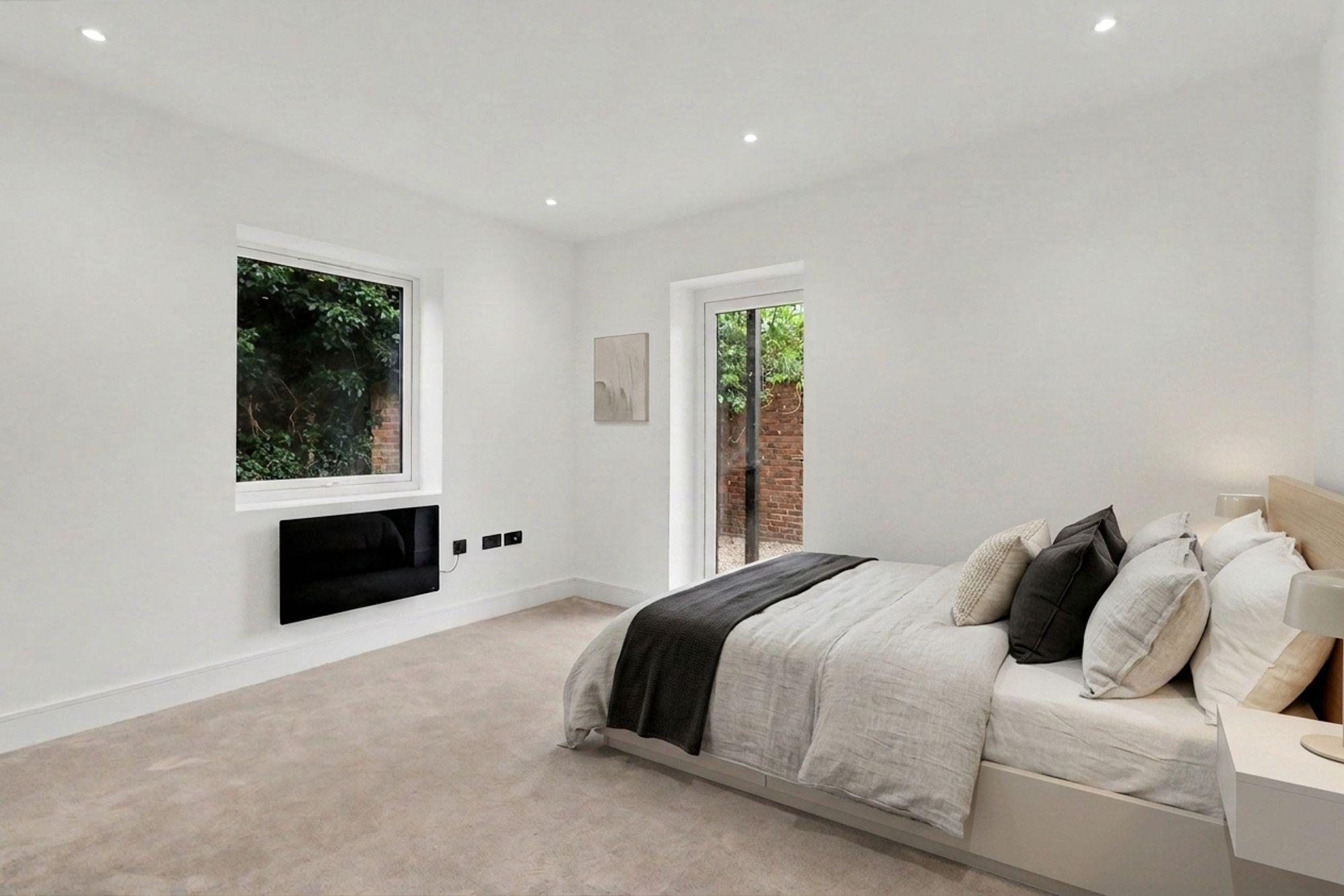 Flat Arbrook Hall in Elmbridge