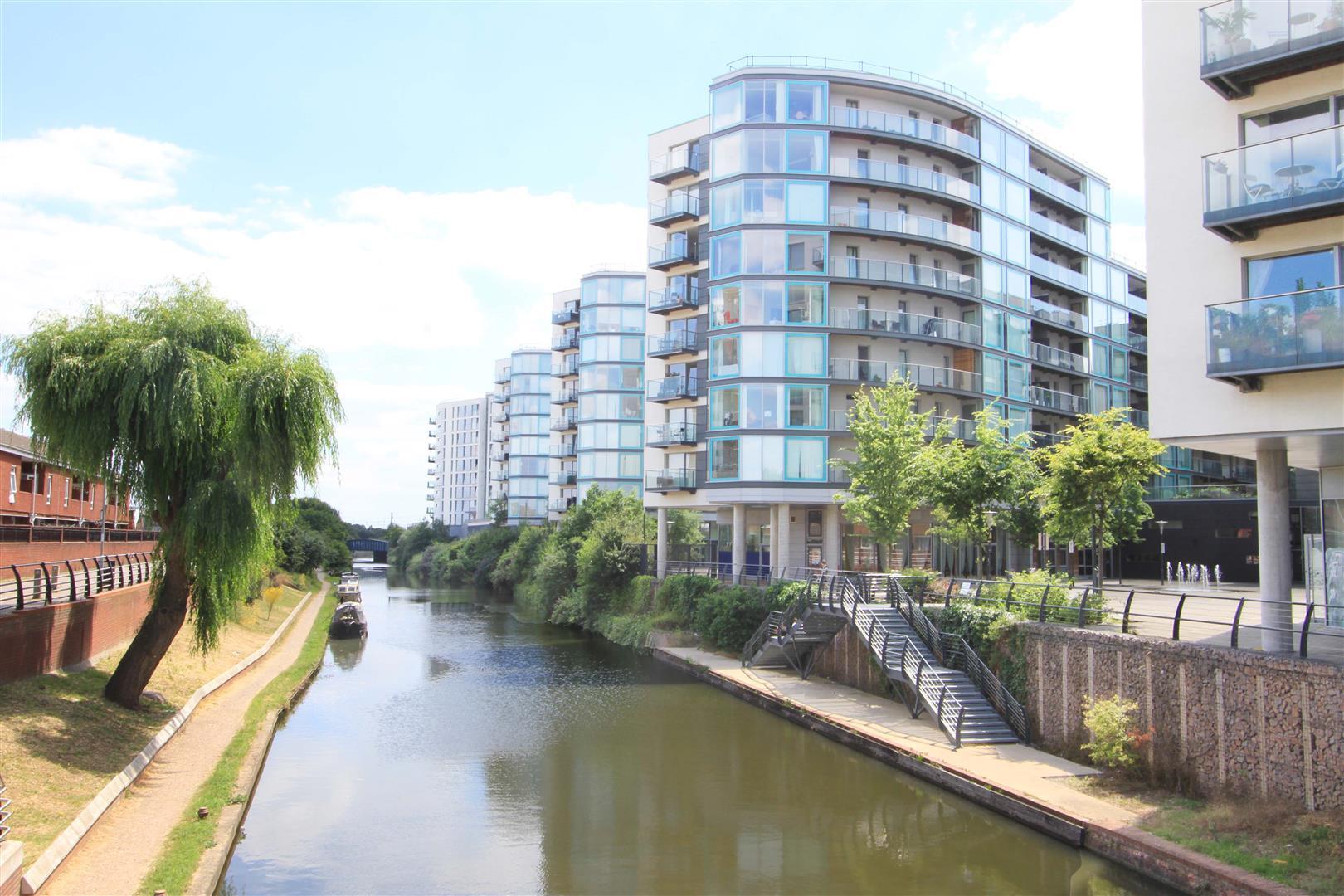 Flat Station Approach in Greater London