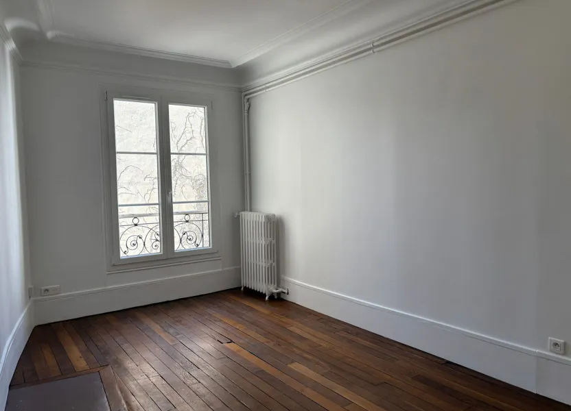 Flat Rue Armand Carrel in Paris